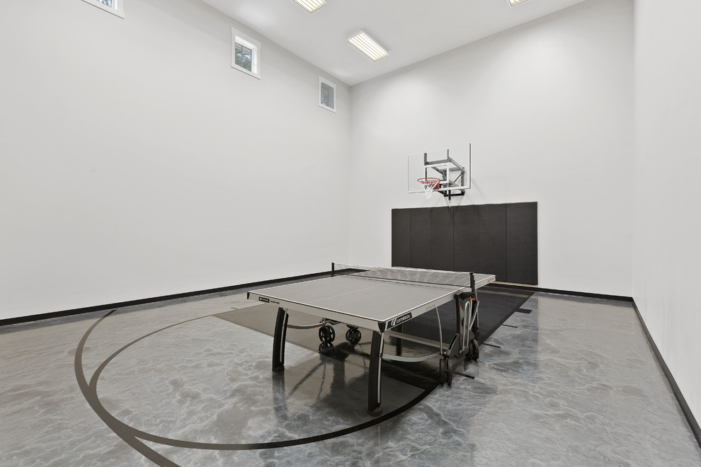 Geräumiger Klassischer Fitnessraum mit Indoor-Sportplatz, grauer Wandfarbe und grauem Boden in Minneapolis