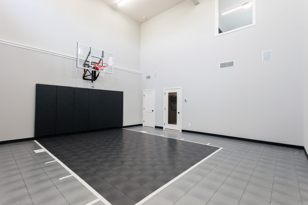 Klassischer Fitnessraum mit Indoor-Sportplatz, weißer Wandfarbe und Linoleum in Minneapolis