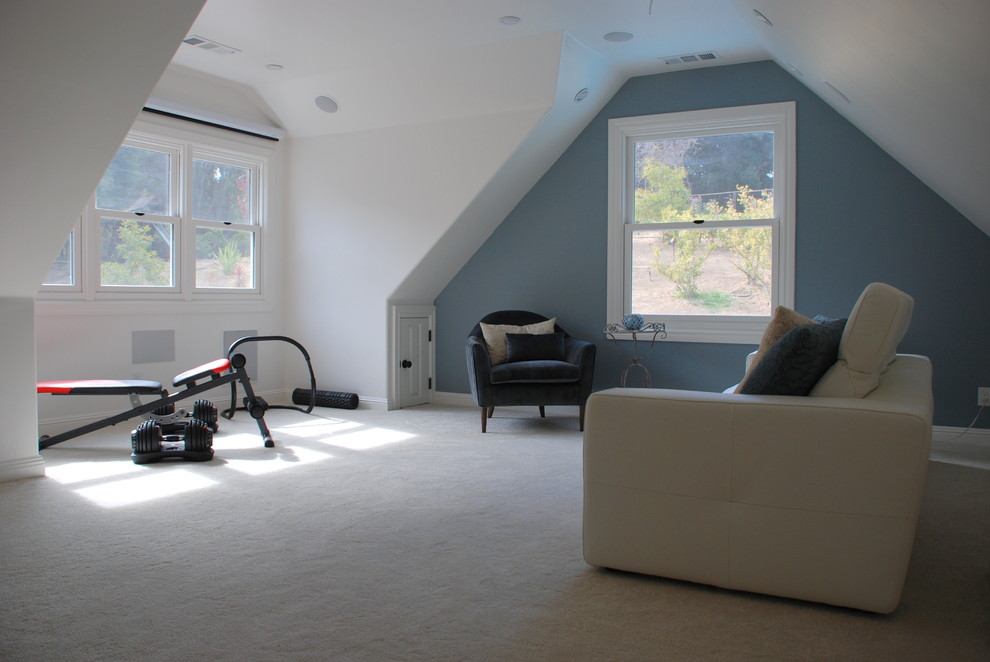 サンフランシスコにあるお手頃価格の中くらいなトランジショナルスタイルのおしゃれなホームジム (青い壁、カーペット敷き、ベージュの床) の写真
