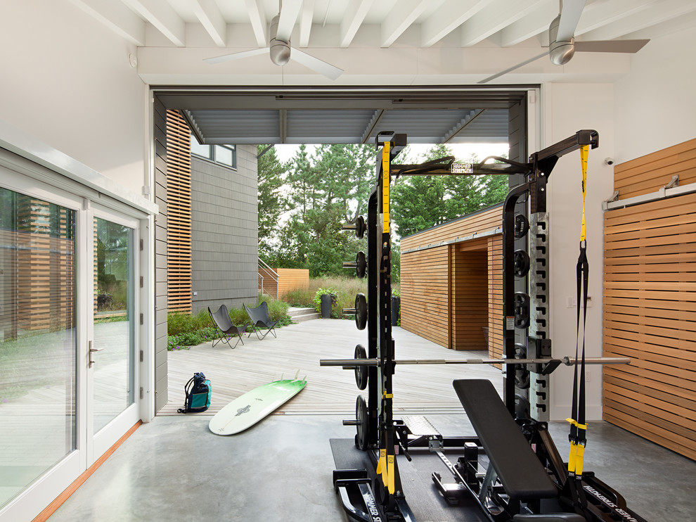Multifunktionaler Moderner Fitnessraum mit weißer Wandfarbe und Betonboden in Philadelphia