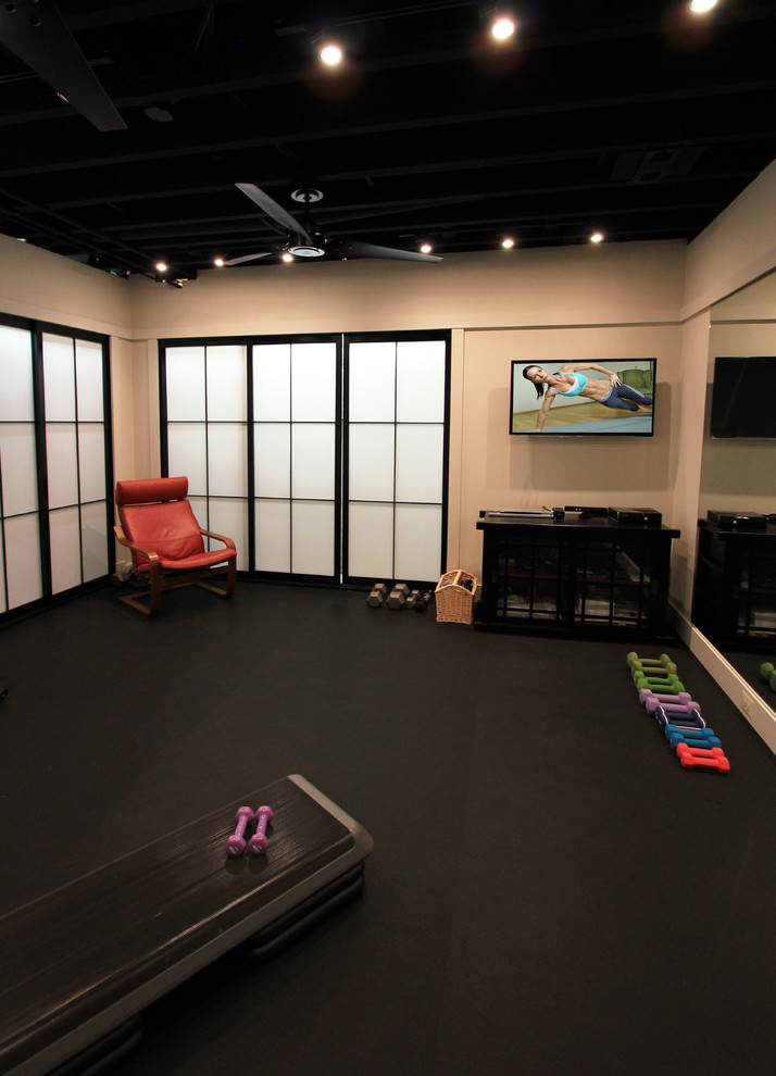 Exemple d'une salle de sport tendance multi-usage et de taille moyenne avec un mur beige et un sol noir.