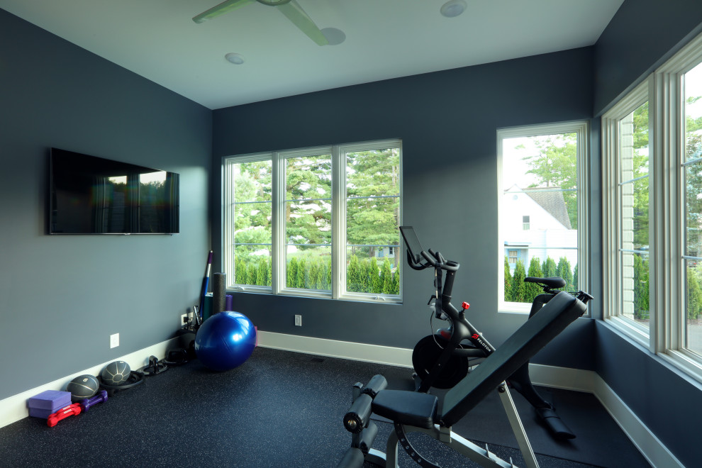 Multifunktionaler, Mittelgroßer Klassischer Fitnessraum mit blauer Wandfarbe und schwarzem Boden in Grand Rapids