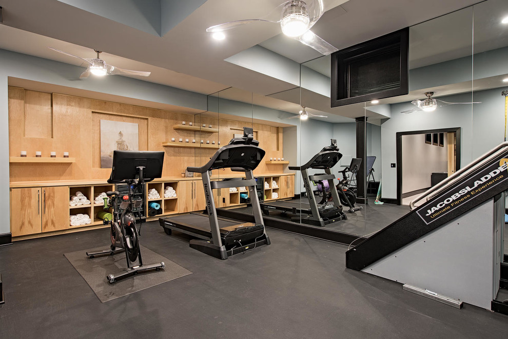 Mittelgroßer, Multifunktionaler Klassischer Fitnessraum mit grauem Boden und grauer Wandfarbe in Cleveland