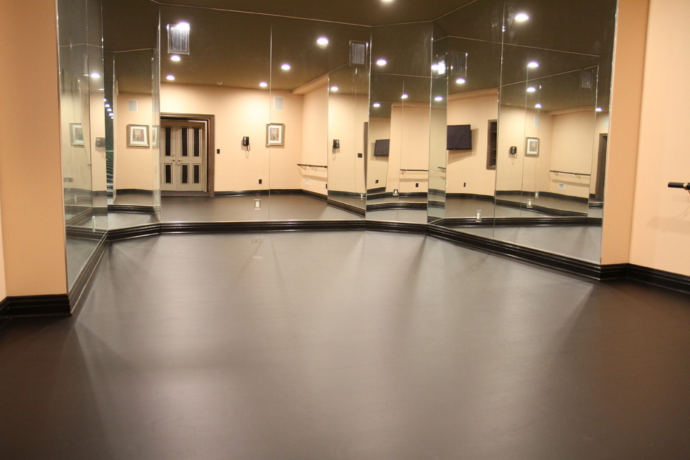 Mittelgroßer Moderner Fitnessraum mit dunklem Holzboden in Newark