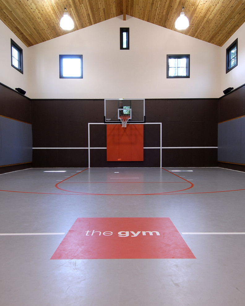 Großer Moderner Fitnessraum mit Indoor-Sportplatz, schwarzer Wandfarbe und Linoleum in New York
