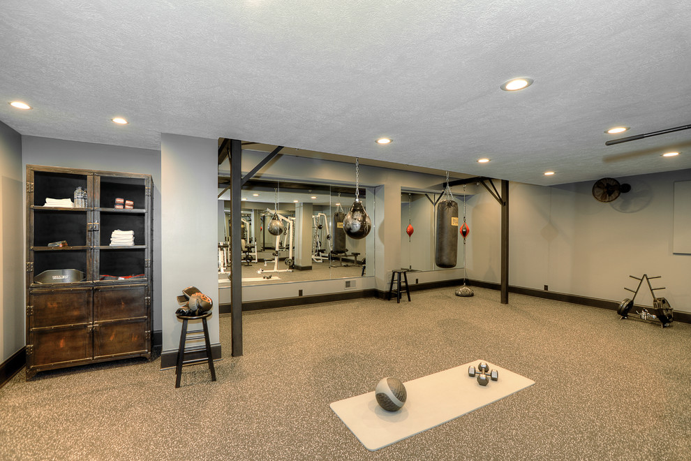 Multifunktionaler, Großer Klassischer Fitnessraum mit grauer Wandfarbe, Betonboden und grauem Boden in Sonstige