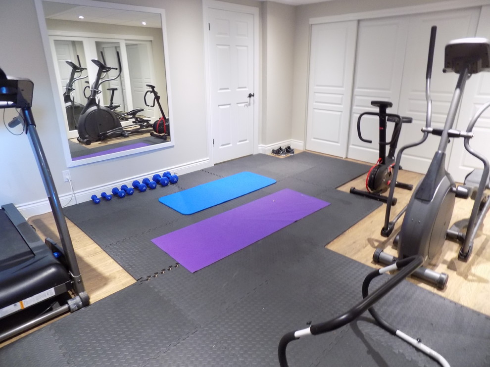 Großer Klassischer Fitnessraum mit beiger Wandfarbe und Vinylboden in Ottawa