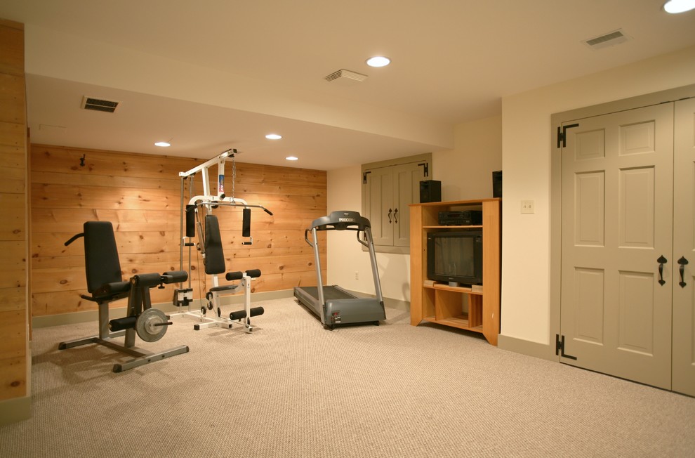 Esempio di una sala pesi chic di medie dimensioni con pareti beige, moquette e pavimento beige