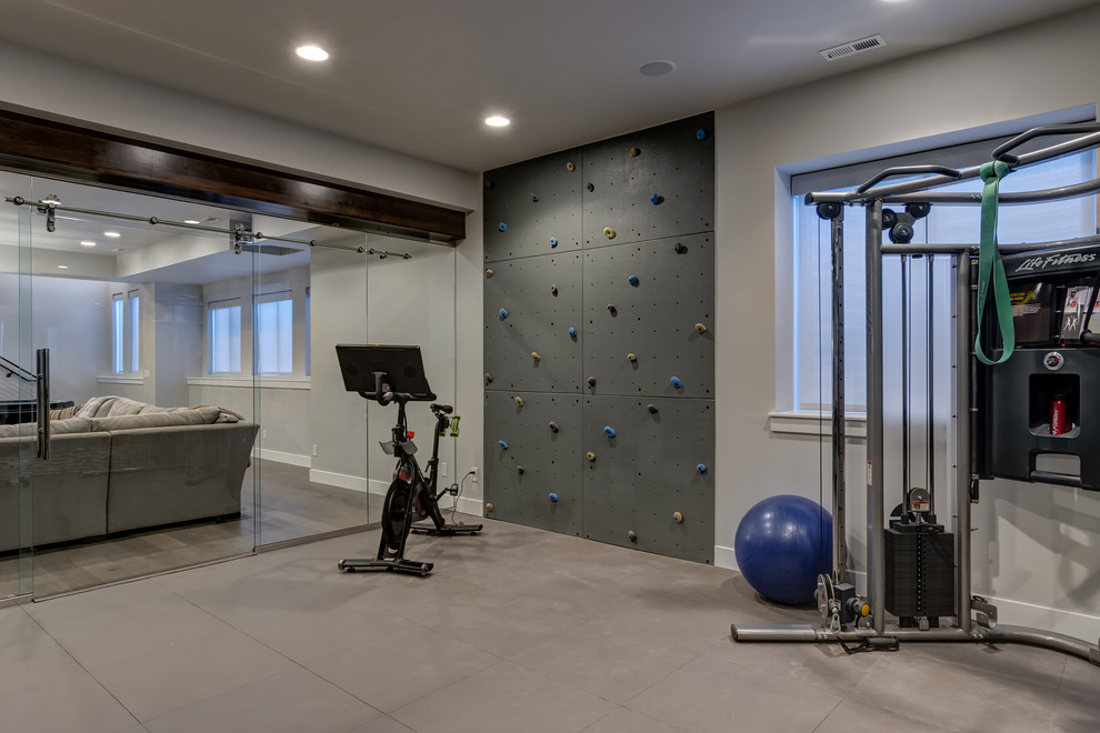 Großer Klassischer Fitnessraum mit grauer Wandfarbe, beigem Boden und Kletterwand in Denver