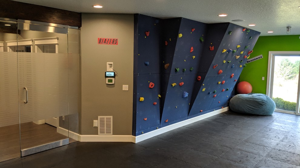Multifunktionaler, Mittelgroßer Moderner Fitnessraum mit bunten Wänden und schwarzem Boden in Portland