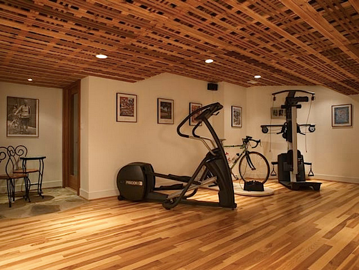 Multifunktionaler, Mittelgroßer Moderner Fitnessraum mit beiger Wandfarbe und hellem Holzboden in Philadelphia