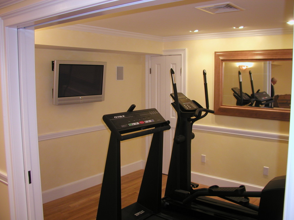 Example of a classic home gym design in Boston