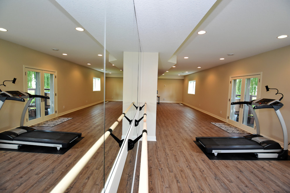 Multifunktionaler, Großer Moderner Fitnessraum mit beiger Wandfarbe, Vinylboden und braunem Boden in Minneapolis