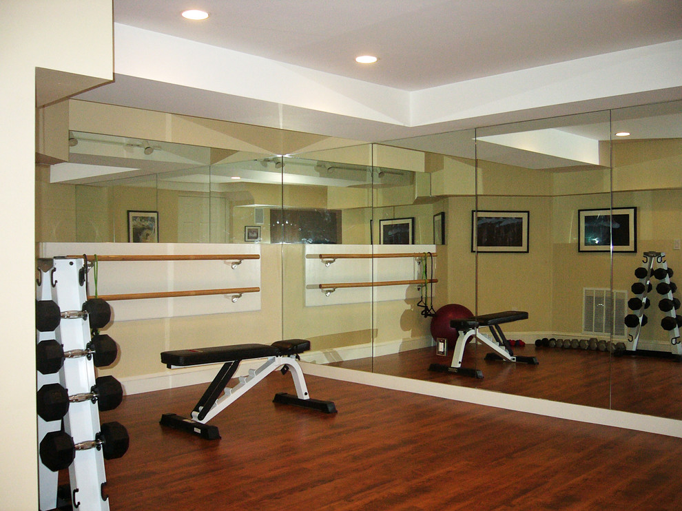 Multifunktionaler, Kleiner Moderner Fitnessraum mit beiger Wandfarbe und dunklem Holzboden in Boston