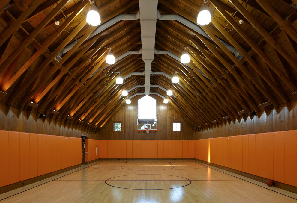На фото: спортзал в стиле кантри с оранжевыми стенами и светлым паркетным полом