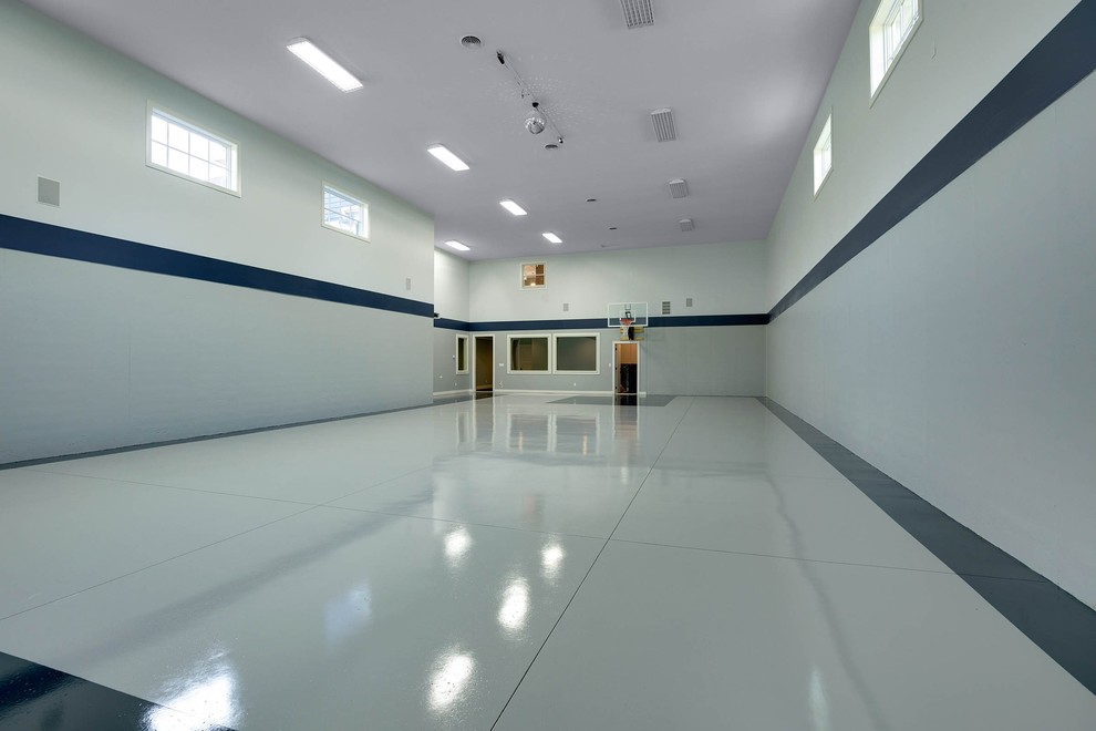 Landhausstil Fitnessraum mit Indoor-Sportplatz, blauer Wandfarbe und Betonboden in Minneapolis