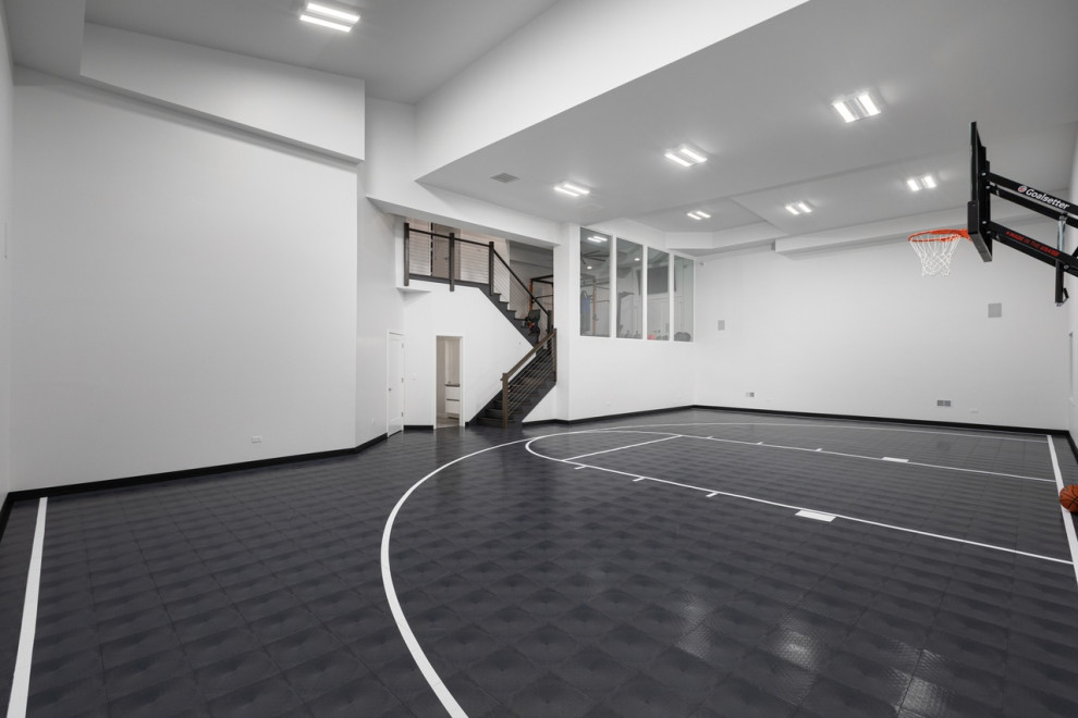 Großer Moderner Fitnessraum mit Indoor-Sportplatz, weißer Wandfarbe, Vinylboden, grauem Boden und gewölbter Decke in Chicago