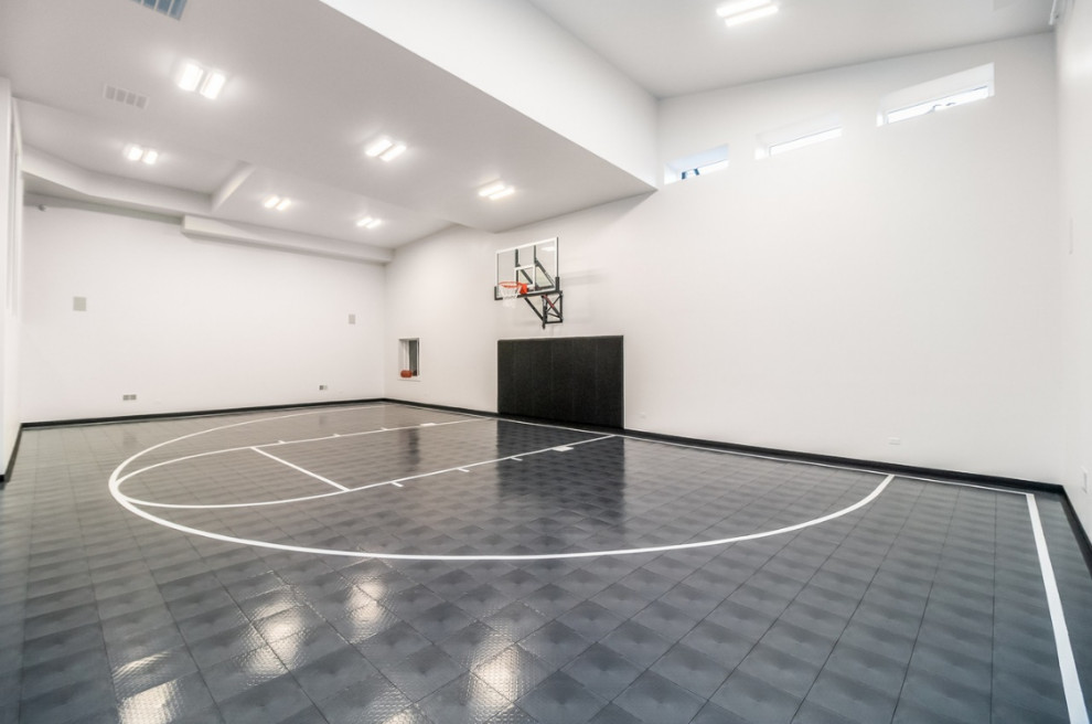 Idées déco pour un grand terrain de sport intérieur moderne avec un mur blanc, un sol en vinyl, un sol gris et un plafond voûté.