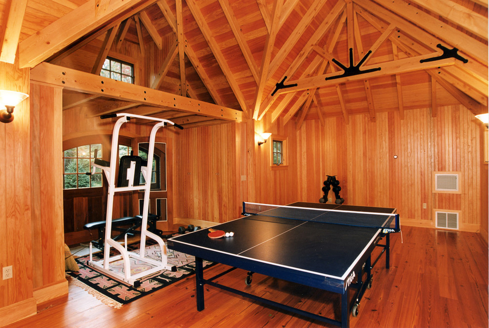 Multifunktionaler, Kleiner Rustikaler Fitnessraum mit weißer Wandfarbe und hellem Holzboden in Portland Maine