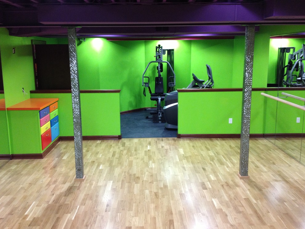 Example of a trendy home gym design in Other