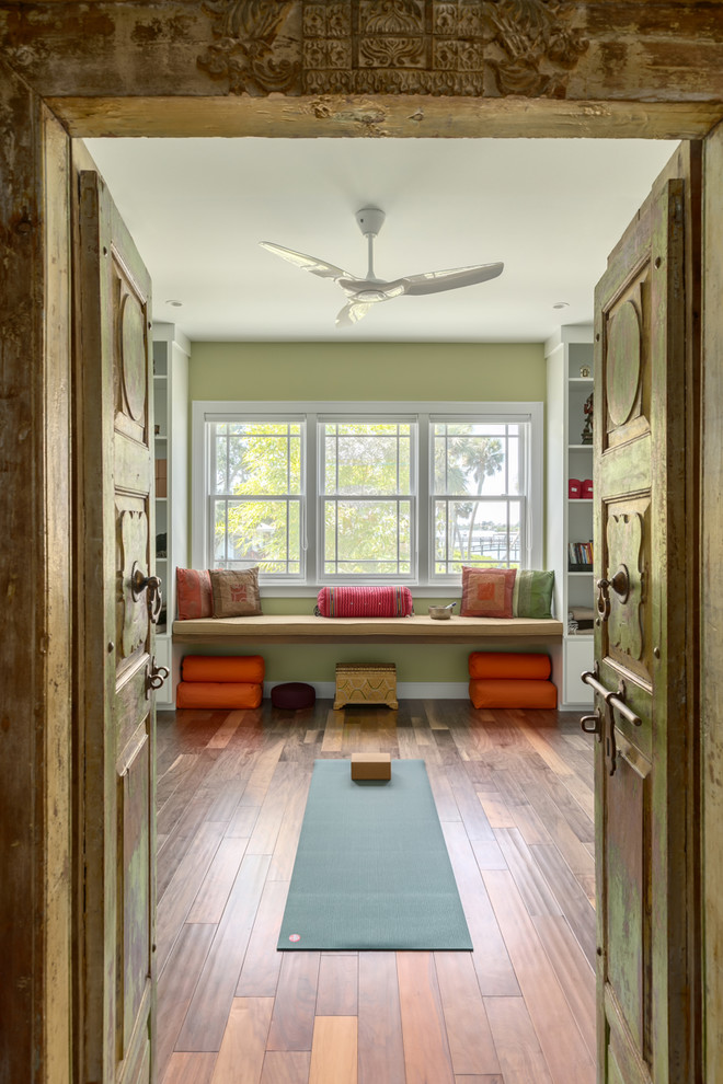 Mittelgroßer Klassischer Yogaraum mit grüner Wandfarbe, braunem Holzboden und braunem Boden in Tampa