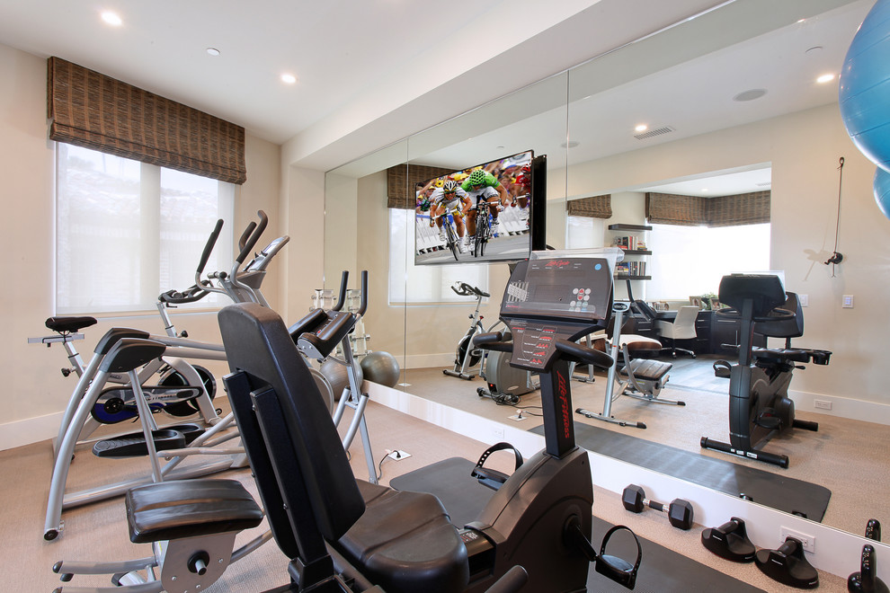 Multifunktionaler Moderner Fitnessraum mit beiger Wandfarbe und beigem Boden in Orange County