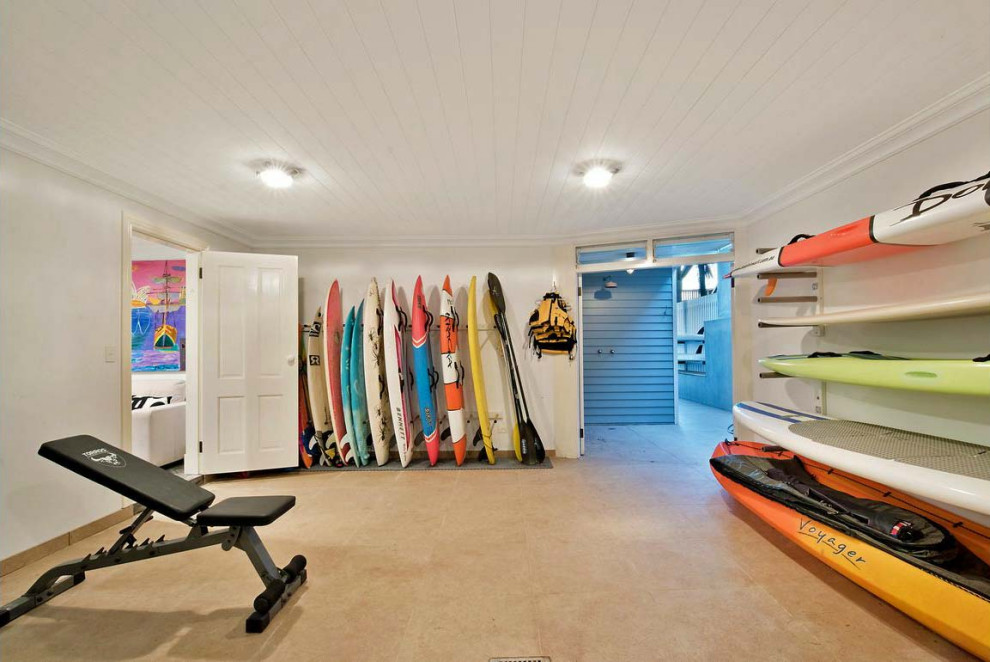 На фото: универсальный домашний тренажерный зал в морском стиле с белыми стенами, полом из керамической плитки и бежевым полом с