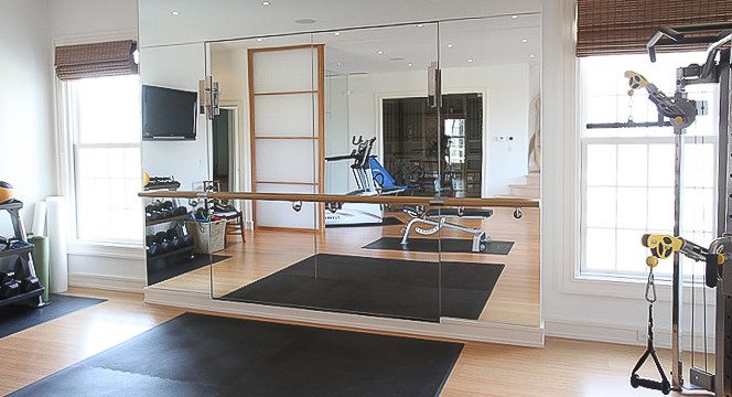 Multifunktionaler, Geräumiger Klassischer Fitnessraum mit weißer Wandfarbe und hellem Holzboden in New York