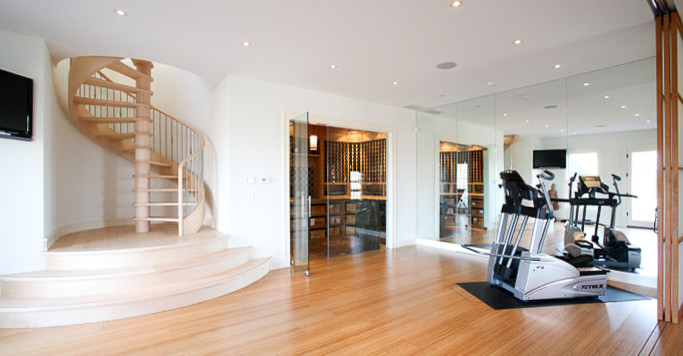 Multifunktionaler, Geräumiger Klassischer Fitnessraum mit weißer Wandfarbe und hellem Holzboden in New York