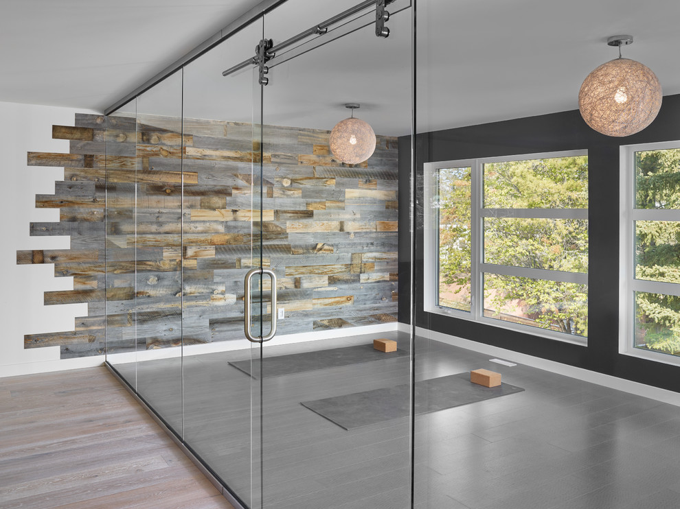 Foto på ett mellanstort funkis hemmagym med yogastudio, med flerfärgade väggar, ljust trägolv och grått golv
