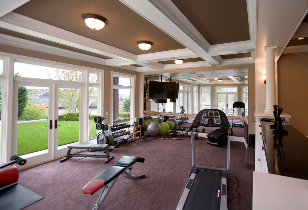 Multifunktionaler, Großer Klassischer Fitnessraum mit beiger Wandfarbe, Teppichboden und lila Boden in Seattle
