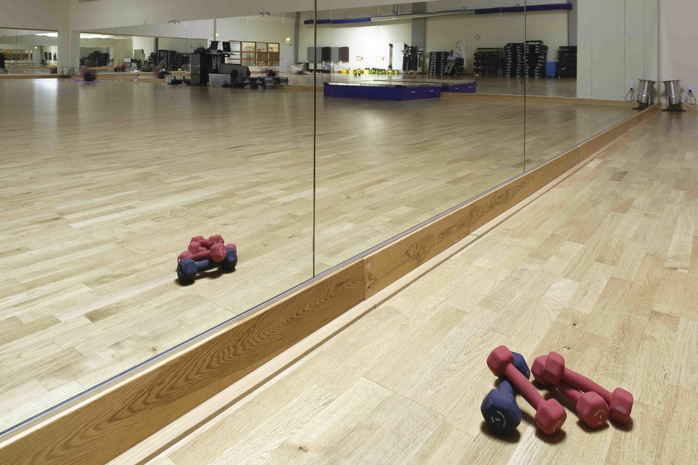 Mittelgroßer Klassischer Fitnessraum mit Indoor-Sportplatz, weißer Wandfarbe und hellem Holzboden in San Francisco