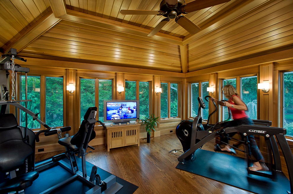 Multifunktionaler, Mittelgroßer Moderner Fitnessraum mit brauner Wandfarbe und braunem Holzboden in New York