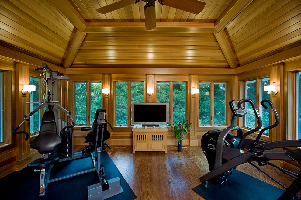 Multifunktionaler, Mittelgroßer Moderner Fitnessraum mit brauner Wandfarbe und dunklem Holzboden in New York