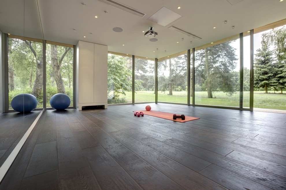 Inspiration for a contemporary home gym remodel in Oxfordshire