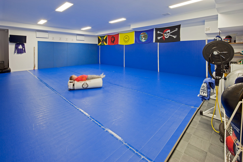 Aménagement d'une très grande salle de sport classique multi-usage avec un mur blanc et un sol en vinyl.