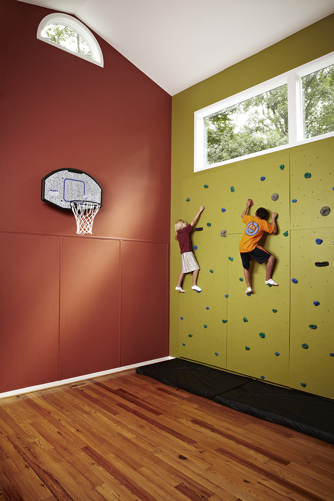 Mittelgroßer Klassischer Fitnessraum mit grüner Wandfarbe, Kletterwand und braunem Holzboden in Washington, D.C.