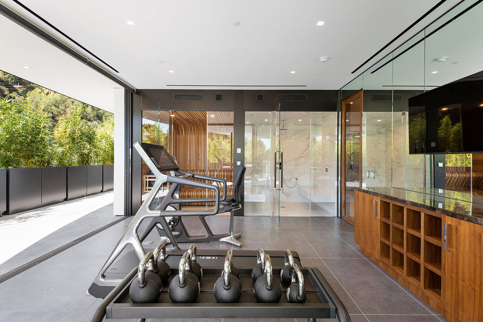 Moderner Fitnessraum mit grauem Boden in Los Angeles