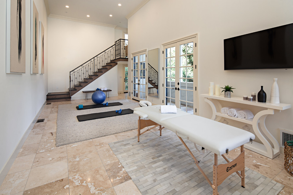 Multifunktionaler Mediterraner Fitnessraum mit beiger Wandfarbe und beigem Boden in Los Angeles
