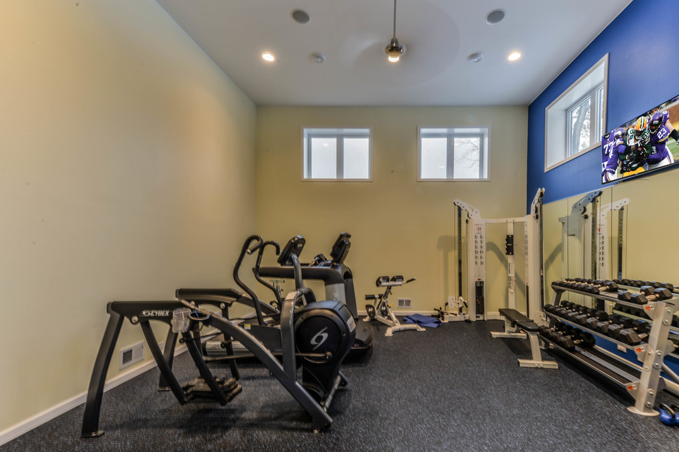 Multifunktionaler, Mittelgroßer Moderner Fitnessraum mit gelber Wandfarbe in Minneapolis