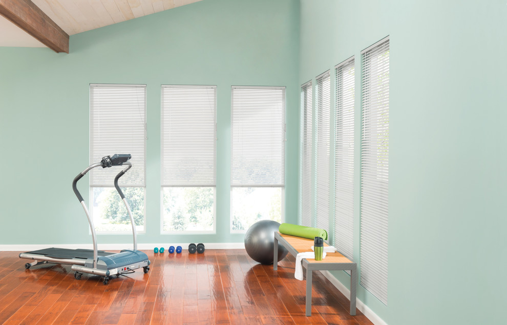 Moderner Fitnessraum mit braunem Holzboden in Sonstige