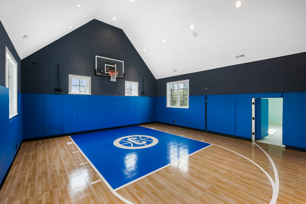 Großer Klassischer Fitnessraum mit Indoor-Sportplatz, grauer Wandfarbe, hellem Holzboden und braunem Boden in Chicago