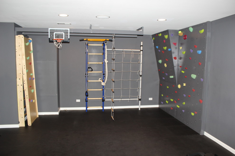 Mittelgroßer Klassischer Fitnessraum mit Kletterwand, grauer Wandfarbe und Korkboden in Chicago