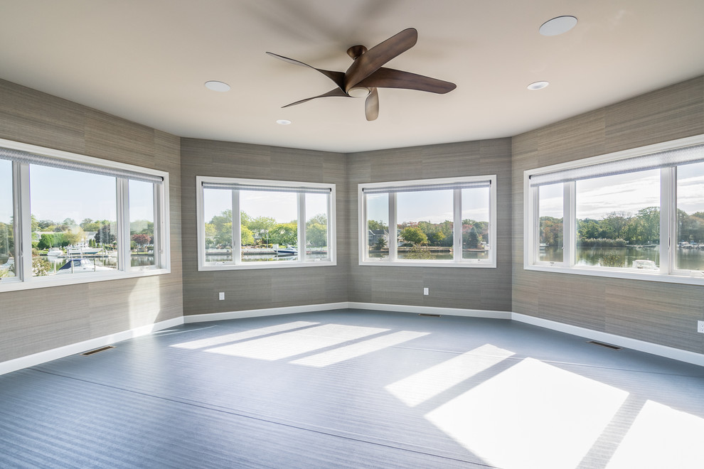 Immagine di un grande studio yoga american style con pareti beige e pavimento grigio