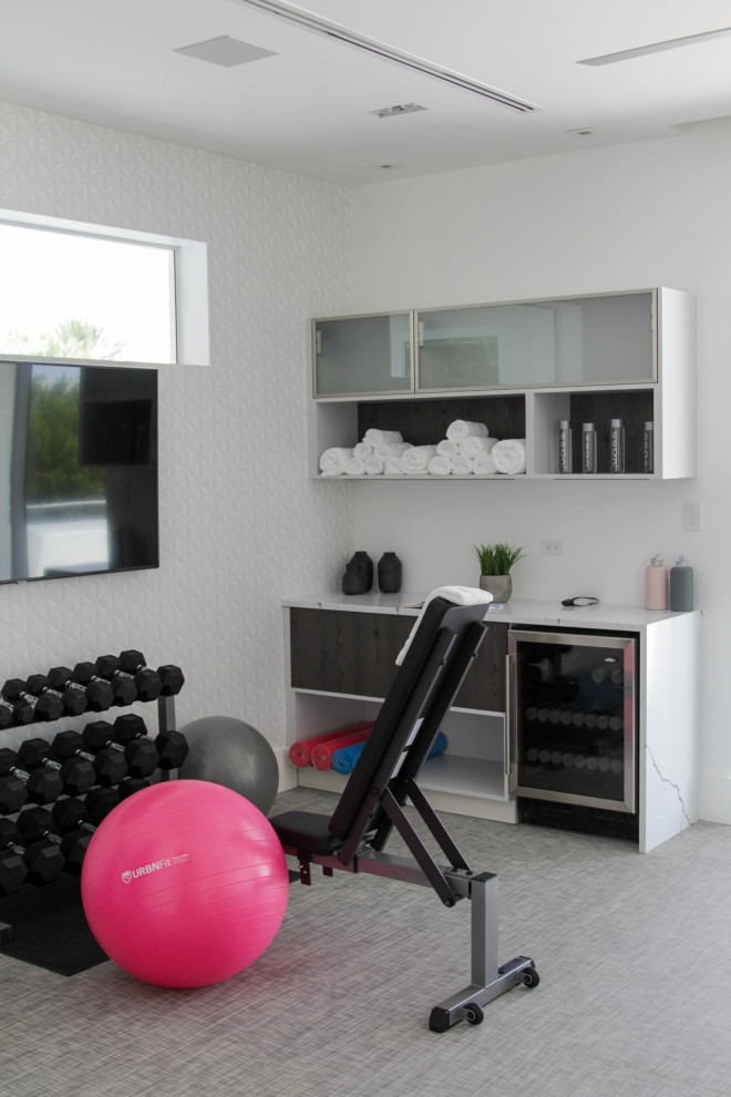 Ejemplo de sala de pesas contemporánea pequeña con paredes blancas, suelo de linóleo y suelo gris