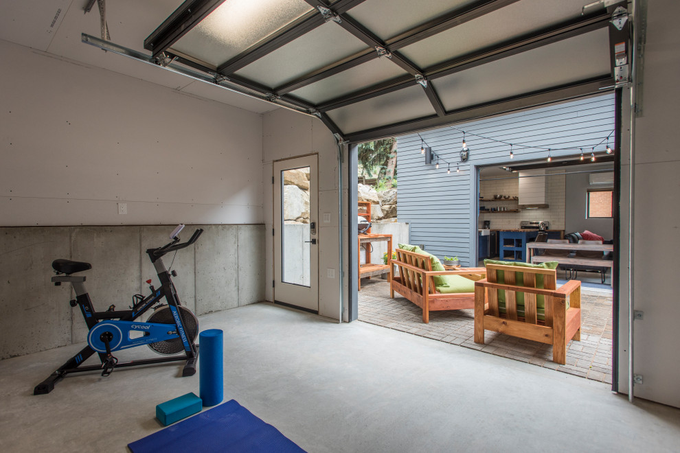 На фото: маленький домашний тренажерный зал в современном стиле для на участке и в саду