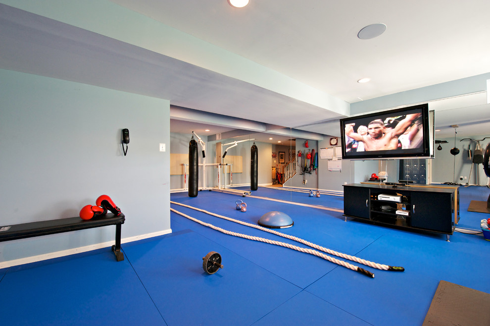Multifunktionaler, Großer Klassischer Fitnessraum mit weißer Wandfarbe und blauem Boden in Philadelphia
