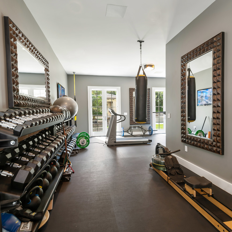 Multifunktionaler, Großer Klassischer Fitnessraum mit grauer Wandfarbe und grauem Boden in San Diego