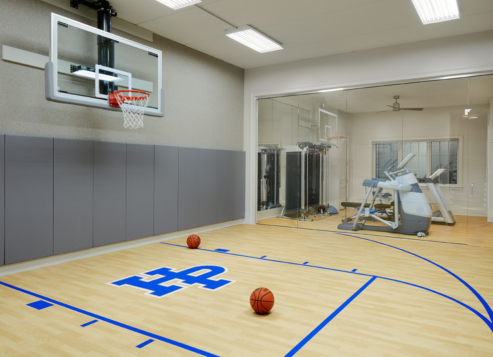 Geräumiger Klassischer Fitnessraum mit Indoor-Sportplatz, beiger Wandfarbe und hellem Holzboden in Chicago