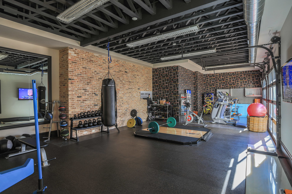 Cette photo montre une salle de sport industrielle multi-usage avec un mur multicolore et un sol gris.